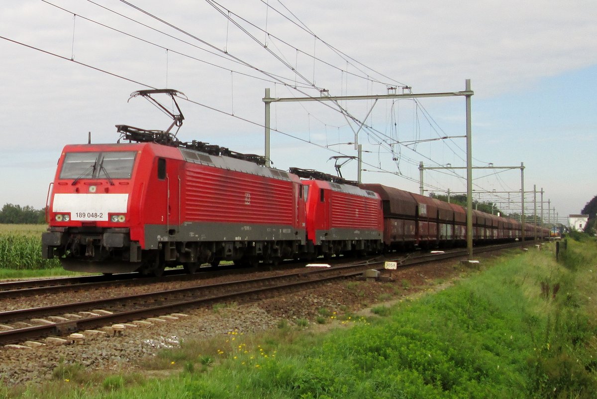 Am 9 Juli 2016 durchfahrt ein umgeleiteter Erzbomber mit 189 048 an der Spitze Horst-Sevenum.