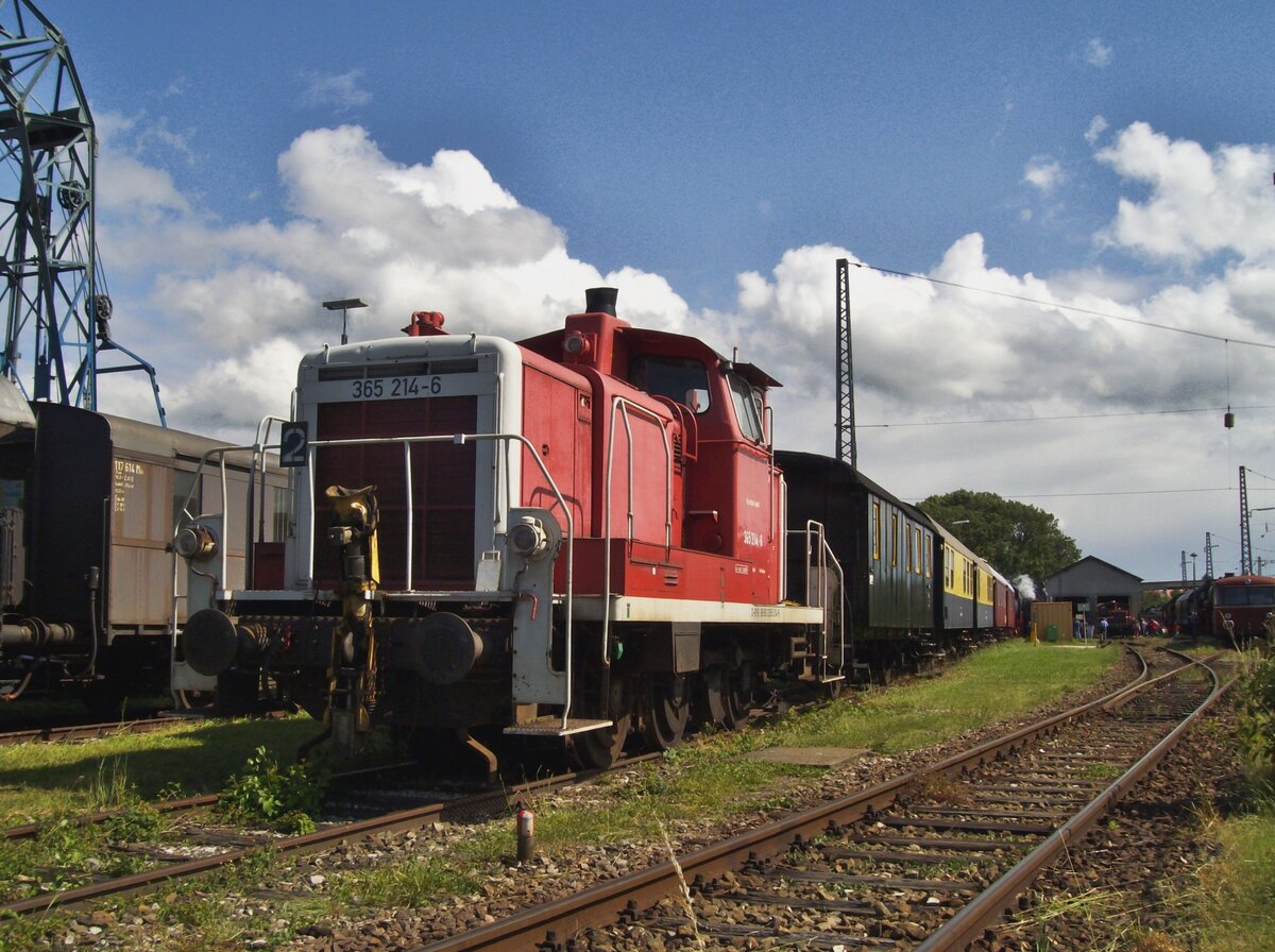 Am 9 Juni 2009 steht 365 214 als Rangierlok ins BEM in Nördlingen.