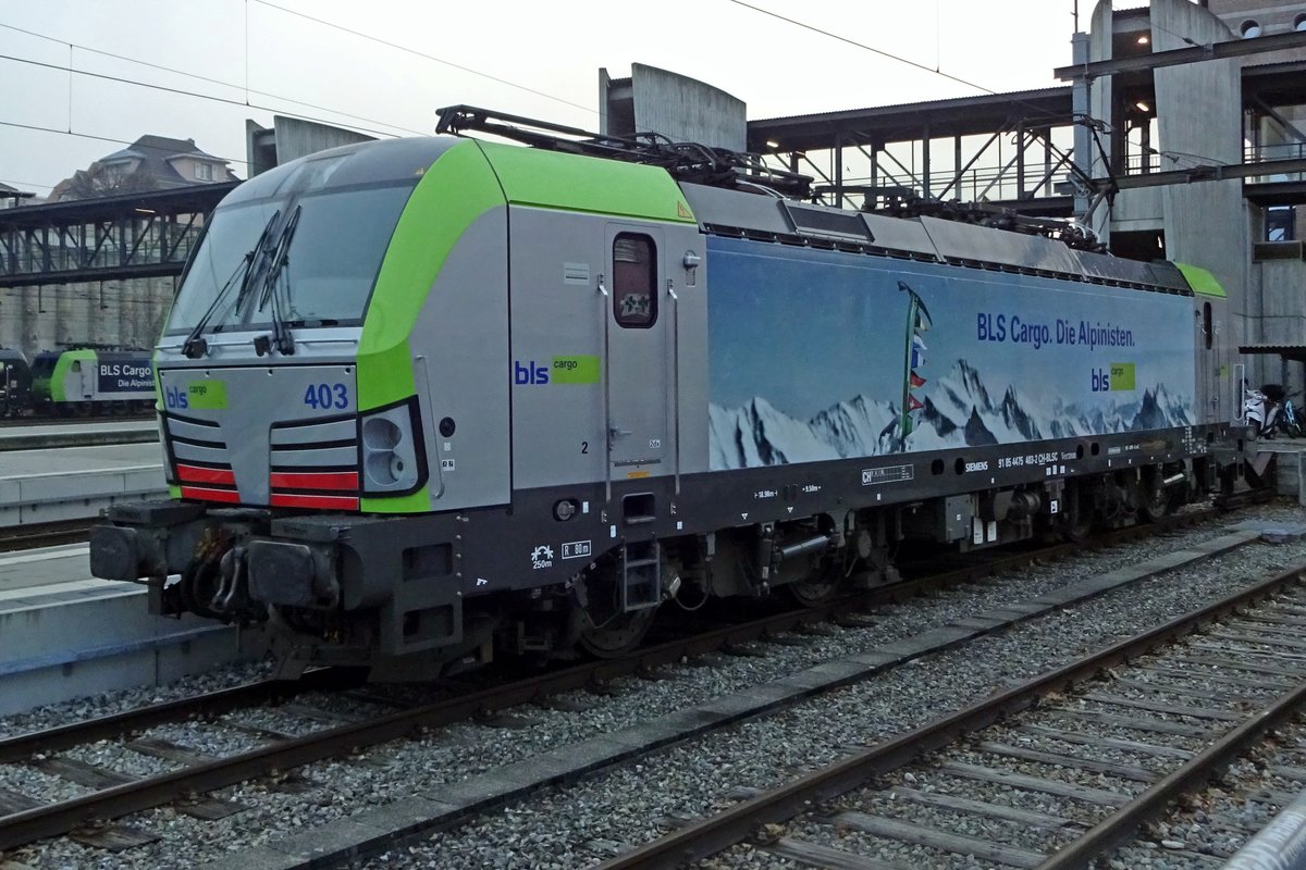 Am Abend von 1 Januari 2020 steht BLS 475 403 in Spiez. Wegen der Frost hat sie ein Pantograf hochgeheben.