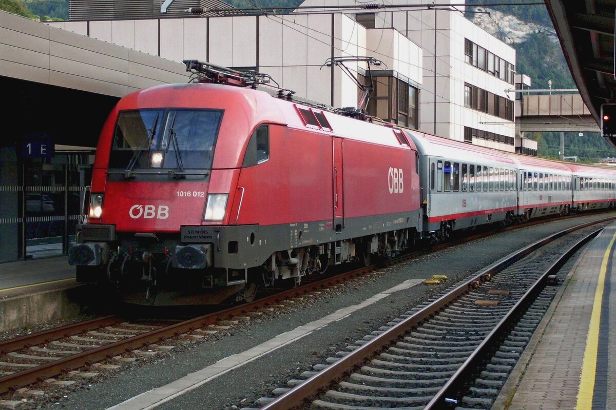 Am Abend von 17 Mai 2019 treft 1016 012 mit ein einstige Standard-IC in Kufstein ein.