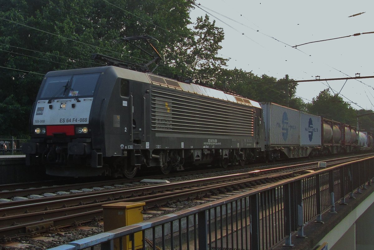 Am Abend von 23 Juli 2016 durchfahrt 189 988 Tilburg-Universiteit.