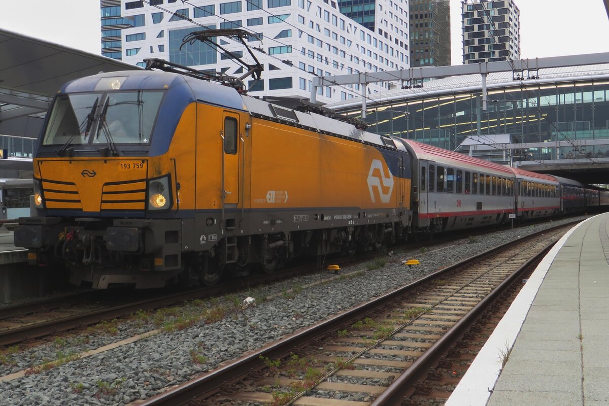 Am Abend von 27 April 2023 dämmert es etwas wann NS 193 759 mit deren Nightjet in Utrecht Centraal fotografiert wird.