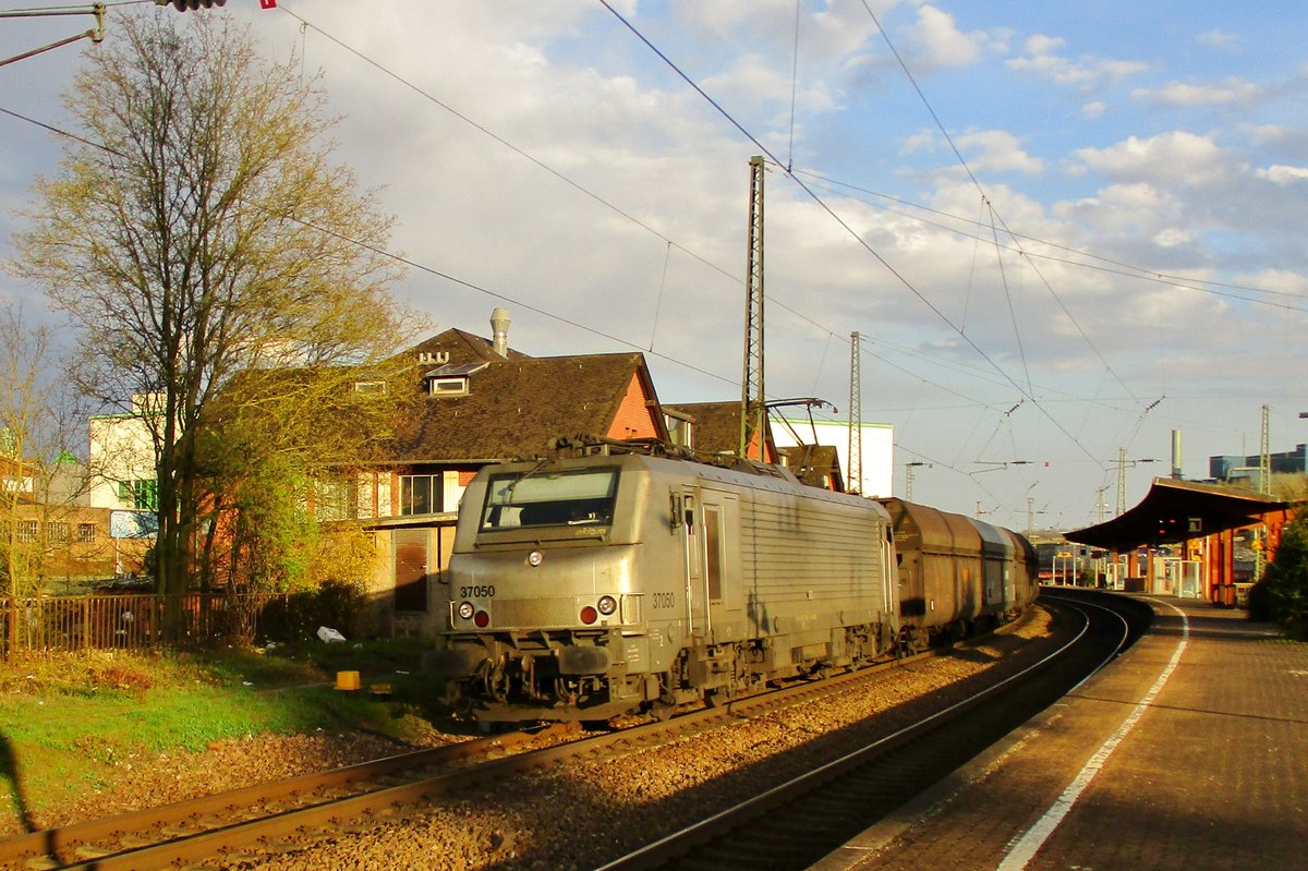 Am Abend von 28 März 2017 durcheilt Akiem 37050 samt Kohlezug Völklingen.