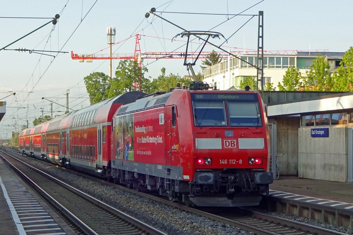 Am Abend von 29 Mai 2019 schiebt 146 112 ein RE nach Freiburg aus Bad Krozingen. 