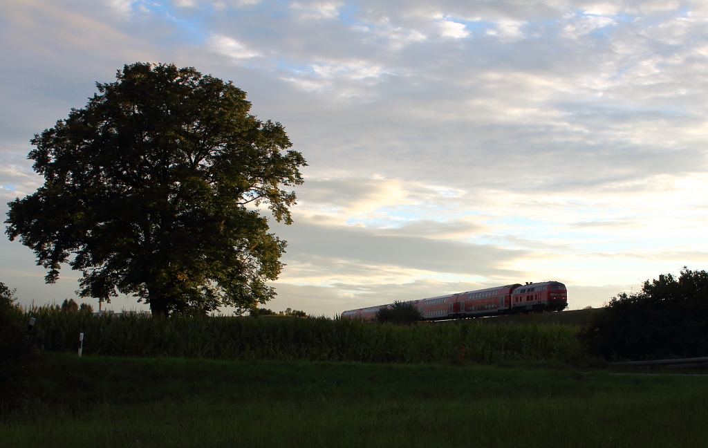 Am Abend des 02.09.13 rollt 218 400-0 auf das Vorsignal des Bahnhofes von Markt Schwaben zu.