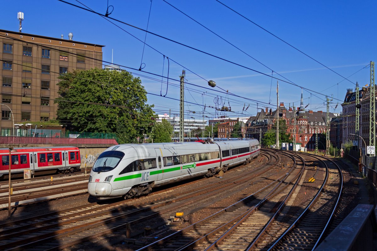 Am Abend des 05.08.2020 haben die beiden ICE-T 411 063 und 411 005 als ICE 1607 soeben den Hamburger Hauptbahnhof verlassen und die Fahrt �ber Berlin nach Leipzig begonnen.