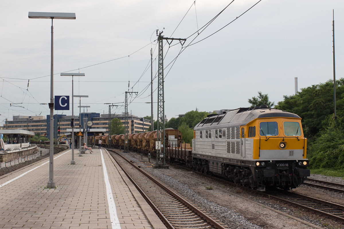 Am Abend des 07.07.14 konnte die SGL V 300.18 am Haltepunkt München Leuchtenbergring fotografiert werden.