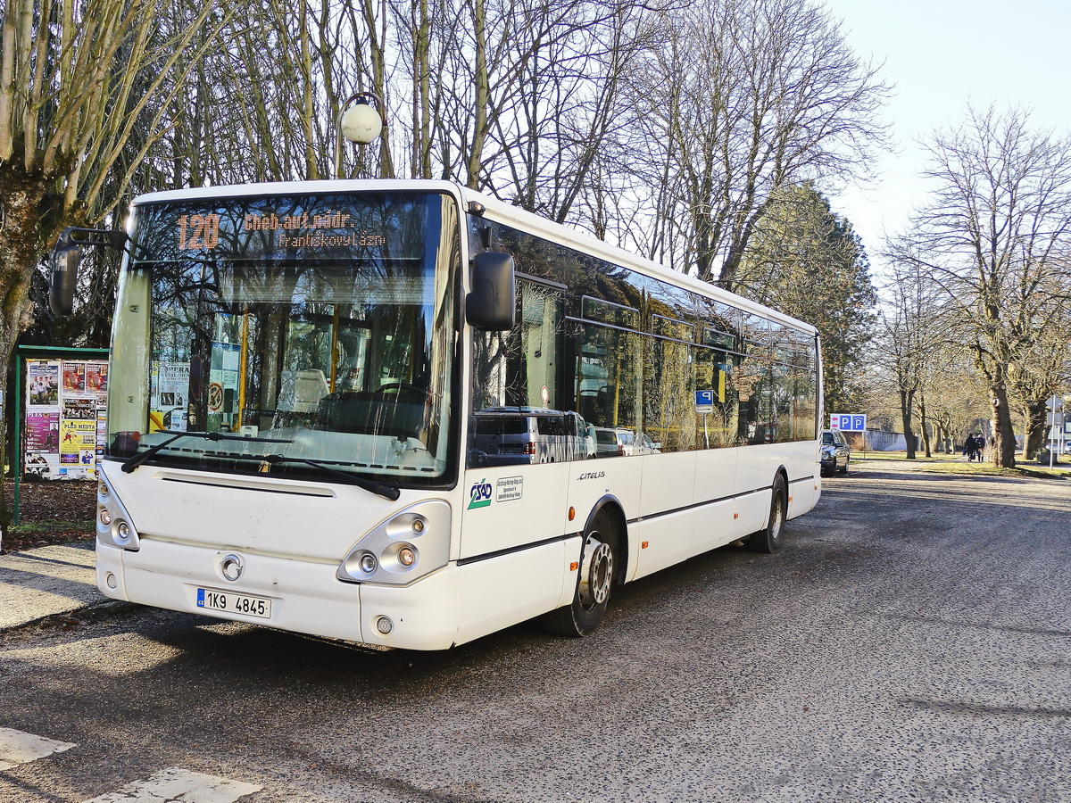 Am Bahnhof Franzensbad steht am 15. Februar 2019 als Linie 120 (in Richtung Cheb) ein Stadtbus Irisbus Citelis.