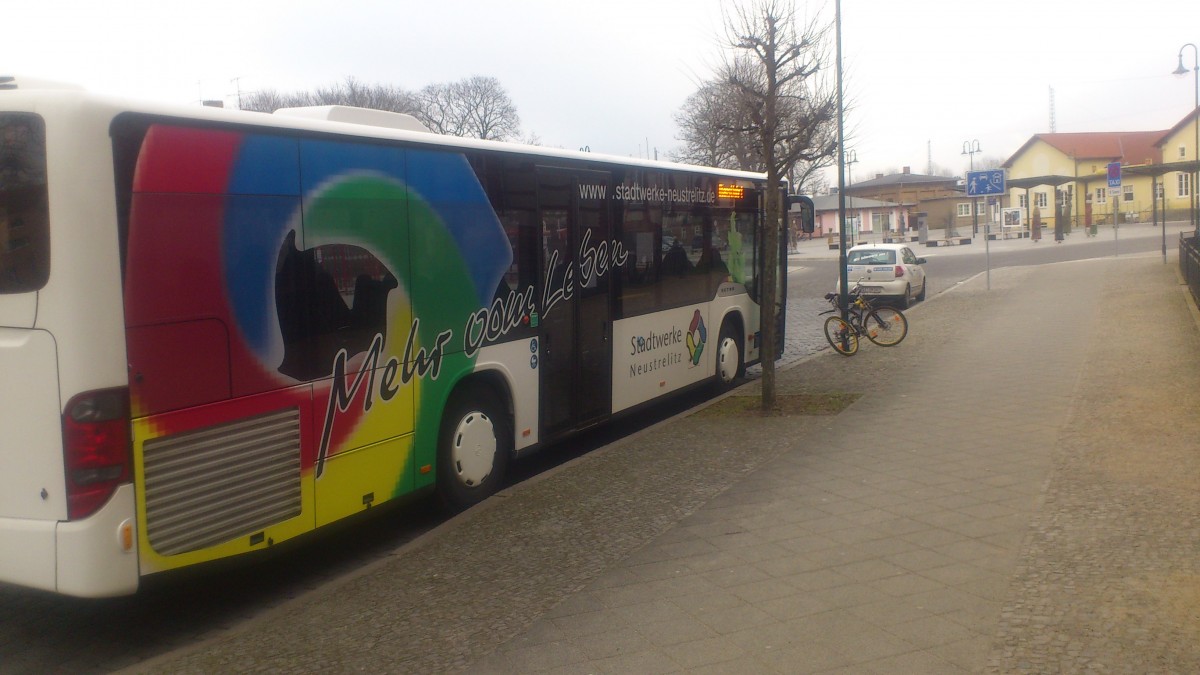 ...am Bahnhof von Neustrelitz dieser Setra S 415 NF mit Werbung für die Stadtwerke Neustrelitz 