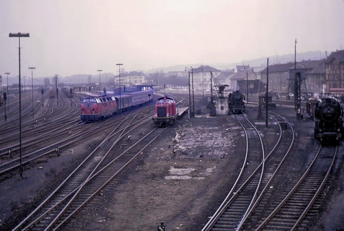 Am Bahnhof von Singen (Hohentwil): Ausfahrt der Diesellok 221 149, daneben Diesellok 211 347 und die beiden Dampfloks 50 3024 und 50 503. Am trüben 28.Februar 1969. 