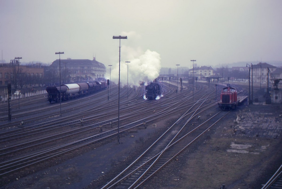 Am Bahnhof von Singen (Hohentwil): Dampflok 50 3024 und Diesellok 211 347. 28.Februar 1969.