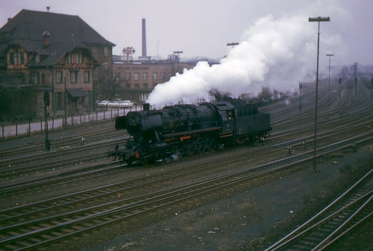 Am Bahnhof von Singen (Hohentwil): Dampflok 50 3024. 28.Februar 1969. 