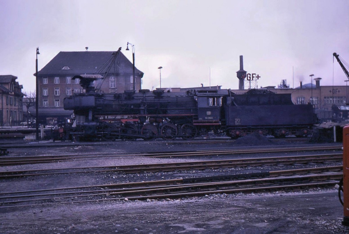 Am Bahnhof von Singen (Hohentwil): Lok 50 3024 in der Bekohlungsanlage. 28.Februar 1969.  