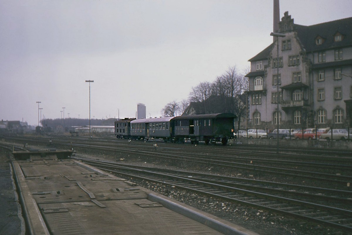 Am Bahnhof von Singen (Hohentwil): SBB-Zug der damaligen Strecke nach Etzwilen mit Lok Bm4/4 18452, Leichtstahlwagen 50 85 20-39 121 und einem zweiachsigen Gepckwagen. 28.Februar 1969. 