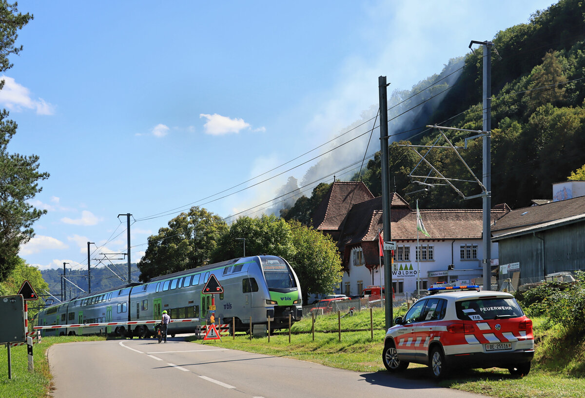 Am Bahnübergang eingangs Kehrsatz kommt eine S3 (BLS MUTZ 003) die Steilrampe von Belp herauf. 20.September 2022 