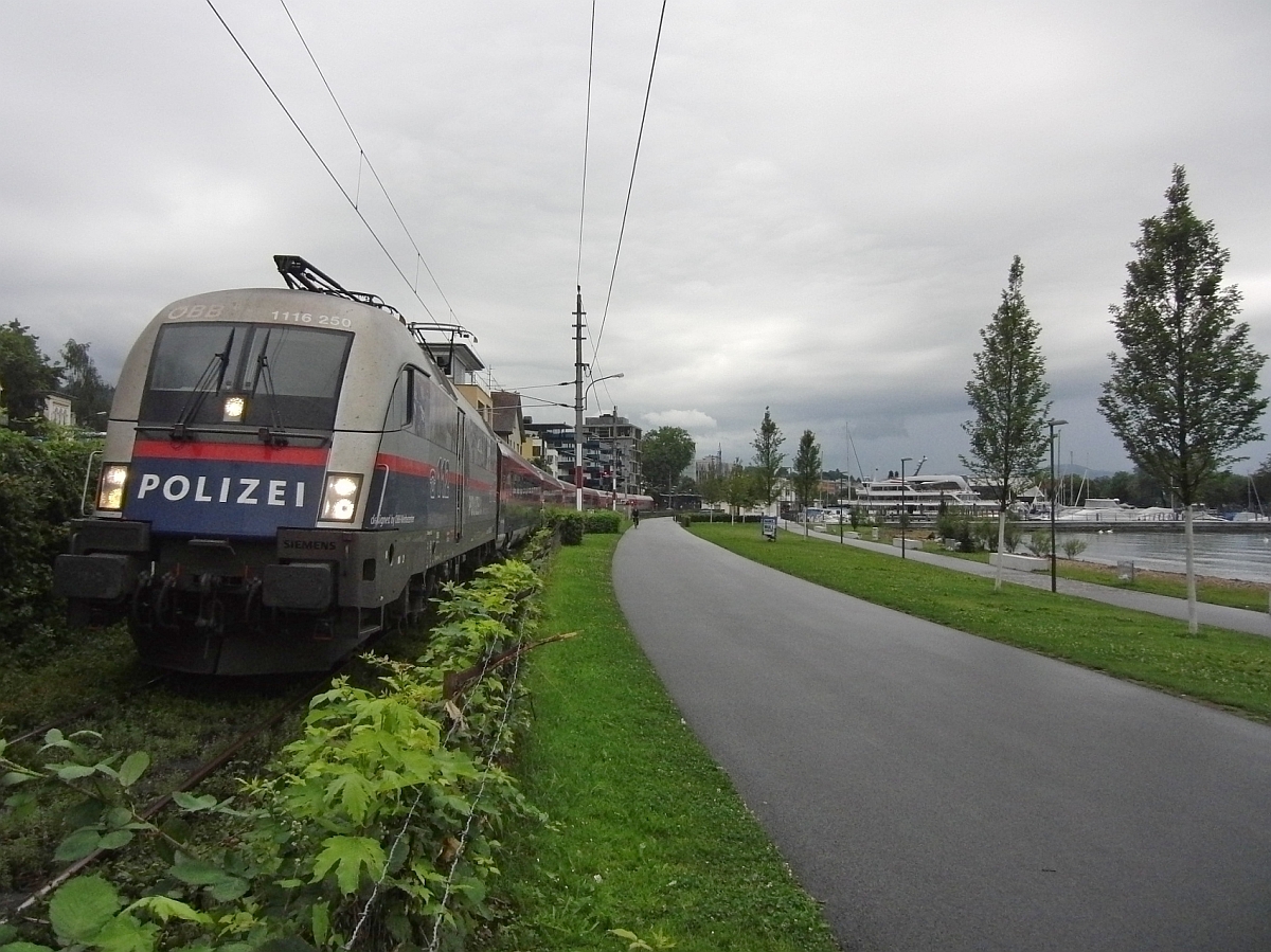 Am Bregenzer Bodenseeufer zieht 1116 250 die Railjet-Wagen von der Bereitstellung im Bahnhof Wolfurt kommend am 11.07.2012 nach Lindau, um dort die Fahrt als RJ 561 nach Wien zu beginnen.