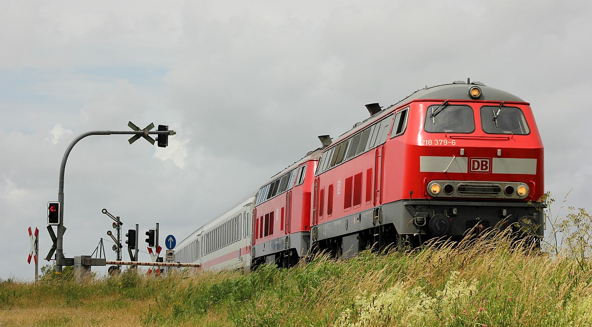 Am Bü Lehnshallig wurden dann die 218 379 und 832 erneut aufgenommen die hier den IC 2072 am Haken haben. Lehshallig 28.06.2020