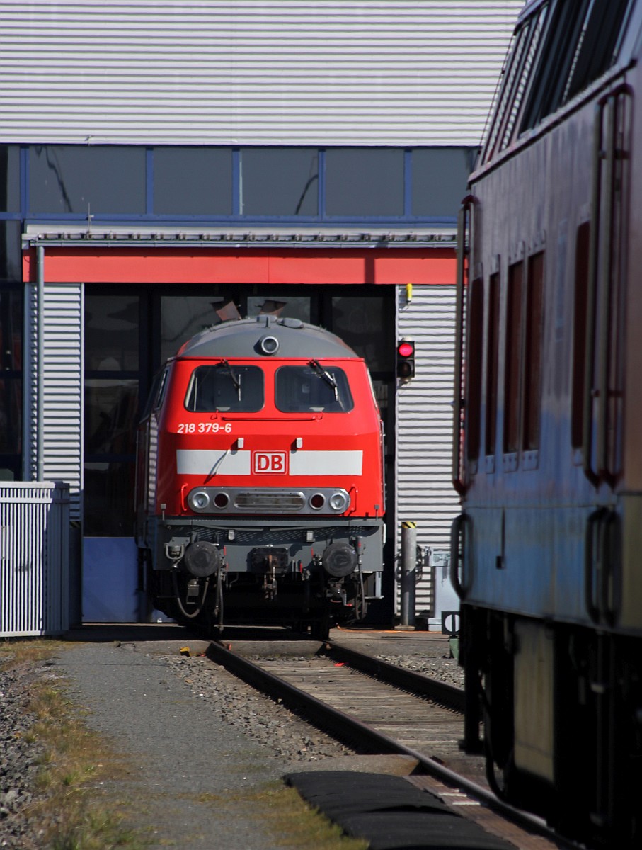 Am Bw Niebll...DB 218 379-6 steht direkt vor einer der Werkhallen. 05.04.2020