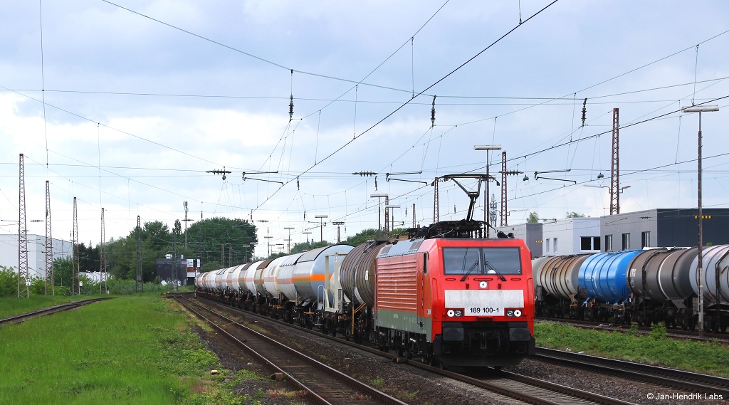 Am Fototag in Hilden gab es ganz viele 189er von DB Cargo zu sehen, daher sei hier mal als Vertreter die 189 100-1 gezeigt, welche mit ihrem Kesselwagenzug in Richtung Opladen an uns vorbeifuhr. 14.5.16