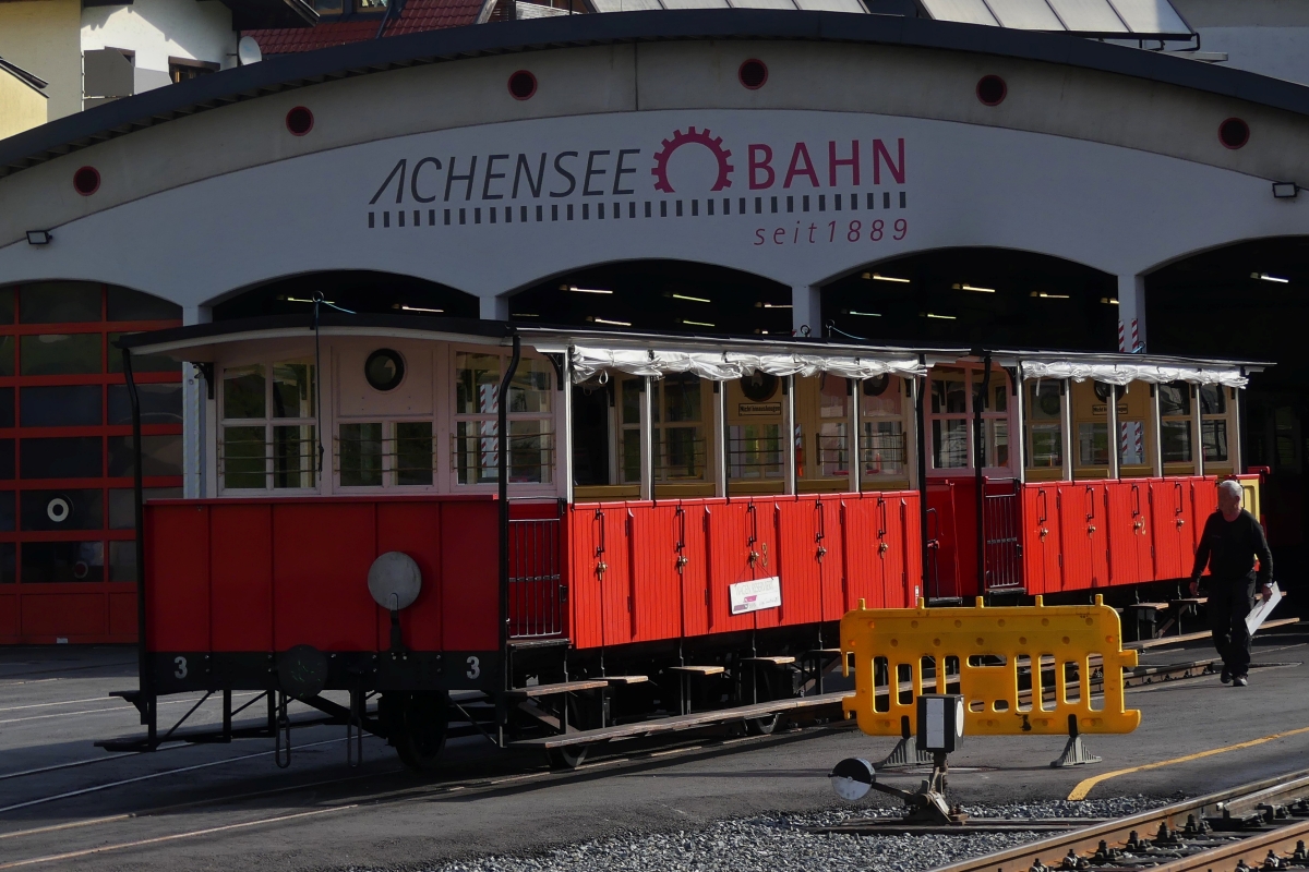 Am frhen Morgen werden die Personenwagen der Achenseebahn aus der Abstellung herausgeschoben. Jenbach. 22.08.2024 