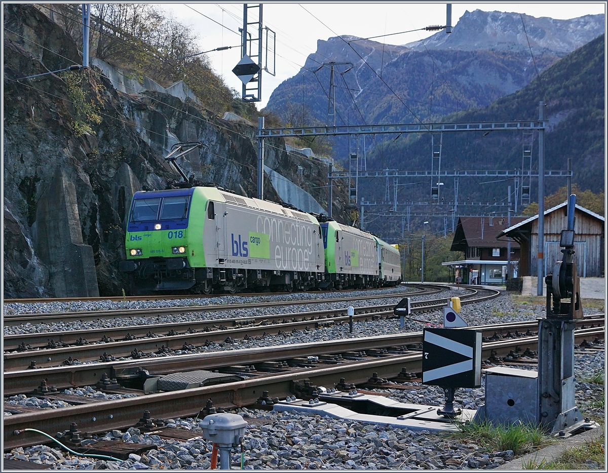 Am frühen, noch etwas schattigen Morgen, fahren zwei BLS Re 485 mit einer RoLa durch Lalden (BLS Südrampe)
25. Oktober 2017