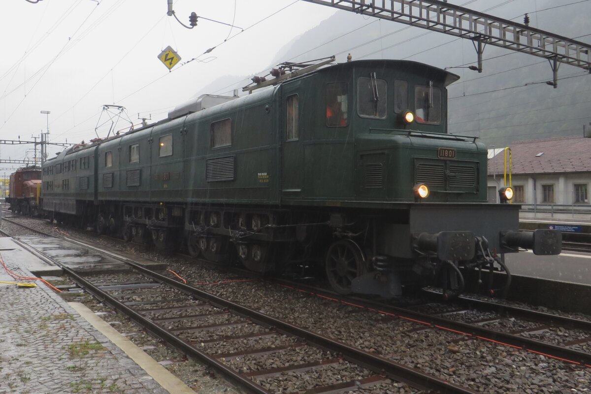 Am ganz verregneten 19 september 2019 steht 11801 in Erstfeld während der bis heute leider einzige Edition vons Bahnhofsfest  Bahnen am Gotthard . 