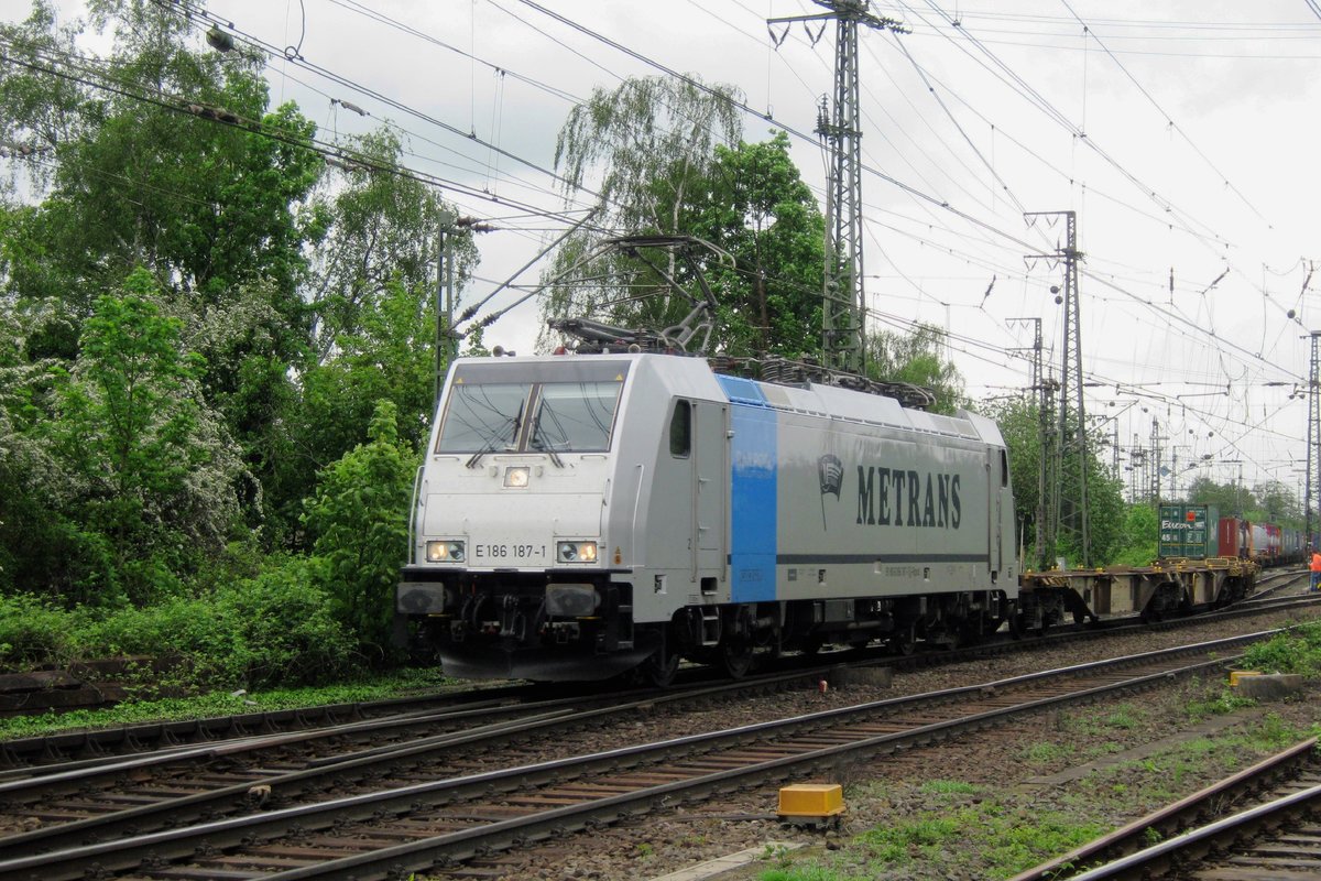 Am grauen 11 Mai 2012 verlässt Metrans 186 187 mit der Praha-KLV Emmerich und soll innerhalb ein Viertelstünde die Betuwe-Route auffahren.