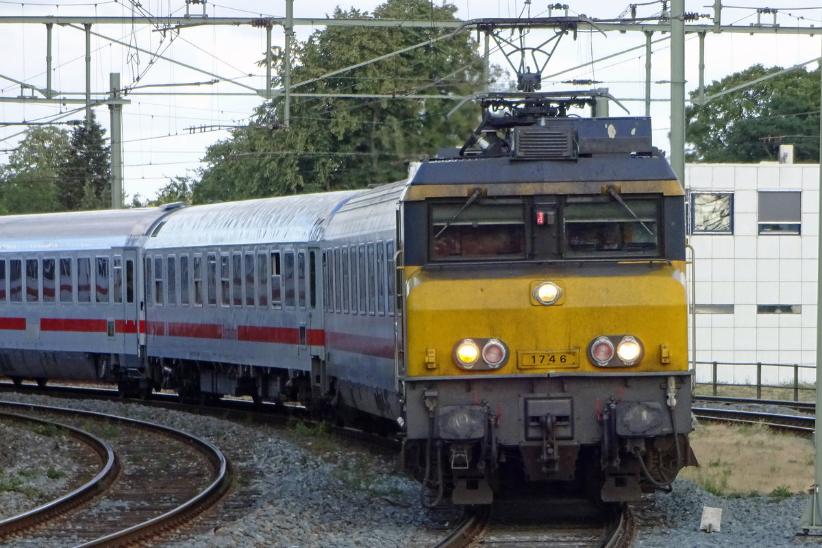 Am Kopf! NS 1746 treft mit der IC-Berlijn am 15 Juli 2019 in Hengelo ein. 