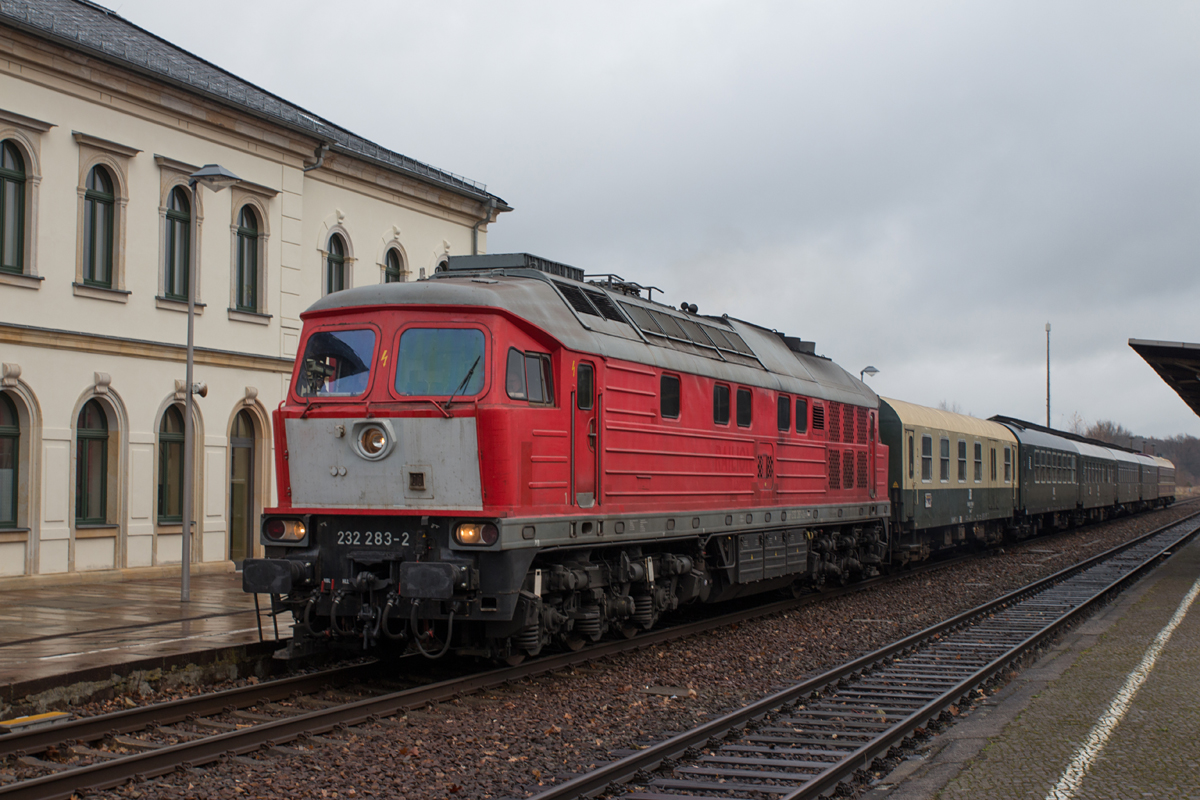 Am letzten Novemberwochenende 2016 sprang die WFL 232 283-2 für die 112 331-4 der OSEF im Sonderzugdienst ein. So ergab es sich, daß erstmals eine 232 die Strecke von Bad Schandau nach Sebnitz befuhr.

In Bischofswerda wurde der Advents-Sonderzug von Löbau nach Bad Schandau am Vormittag des 27.11.16 im Bild festgehalten.