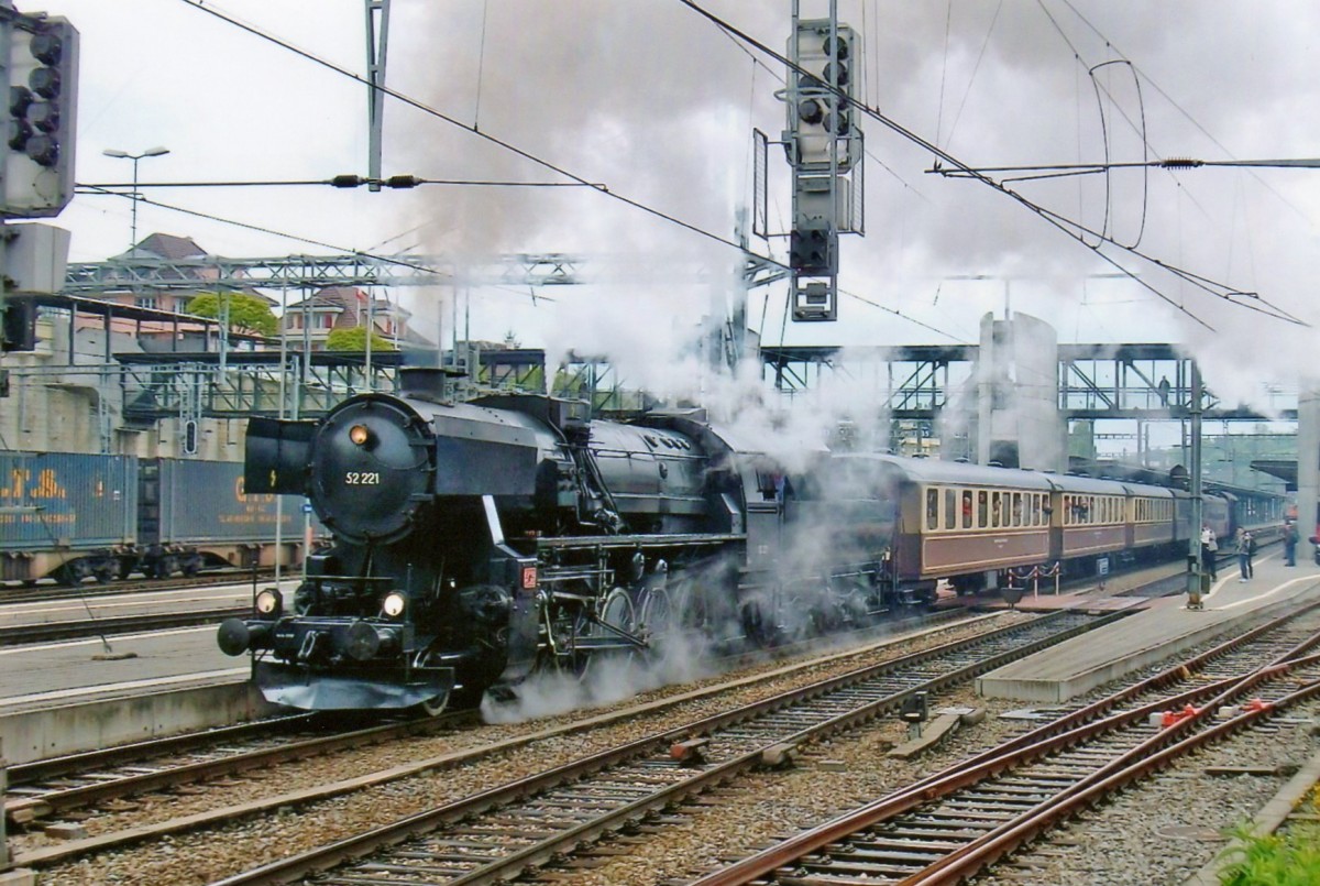 Am miesen 14. Mai 2010 verlässt 52 221 Spiez auf Sonderfahrt nach Interlaken Ost.