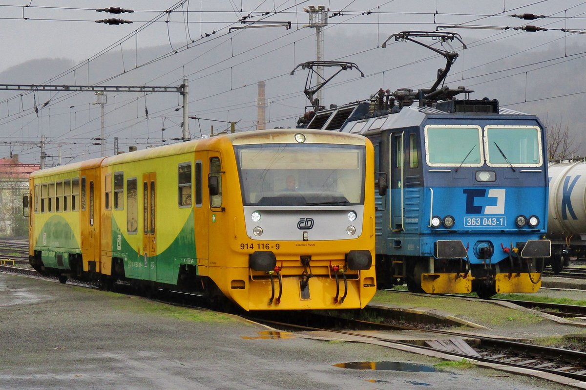 Am miesen 7 April 2017 steht 814 116 neben ein 363er in Decin-Vychod.