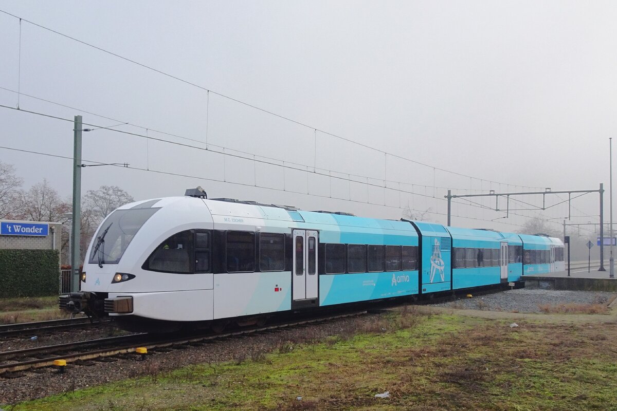 Am mistigen 16.Dezember 2021 schaut Arriva Friesland 326 die neue Farben für die nördlich-Niederländische Arriva Konzession in Blerick.