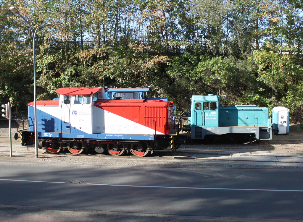 Am Morgen des 22.09.2019 waren 345 414,312 176 und gut versteckt die 650 077-7 vor dem Lokschuppen im Rosotocker Fracht und Fischereihafen abgestellt.