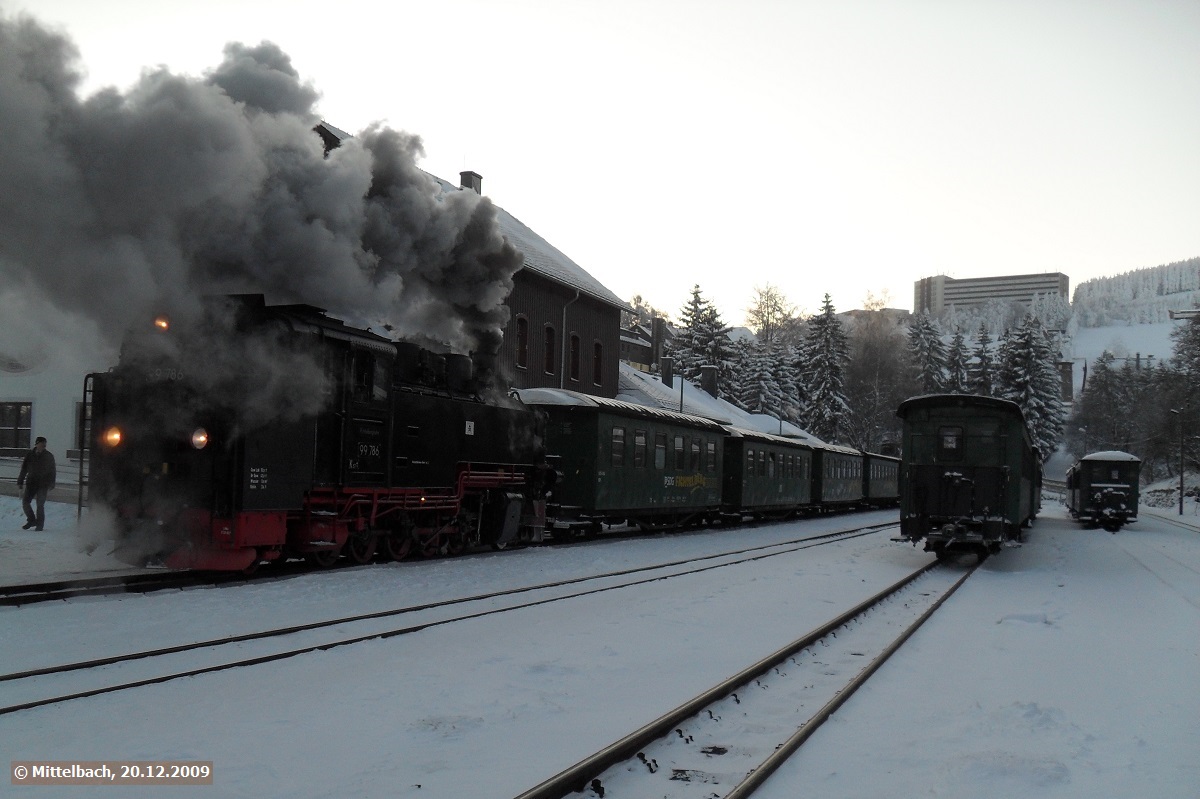 Am Nachmittag des 20.12.2009 wartet 99 786 mit ihrem Personenzug in Oberwiesenthal. In wenigen Minuten erfolgt die Abfahrt nach Cranzahl.