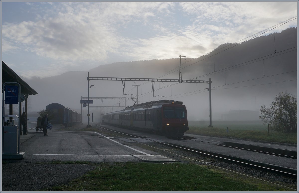 Am nebligen Spätherbstmorgen erreicht der RE 18122 von Neuchâtel kommend Noiraigue, wo es gilt, den Gegenzug für die Weiterfahrt abzuwarten.

5. Nov. 2019