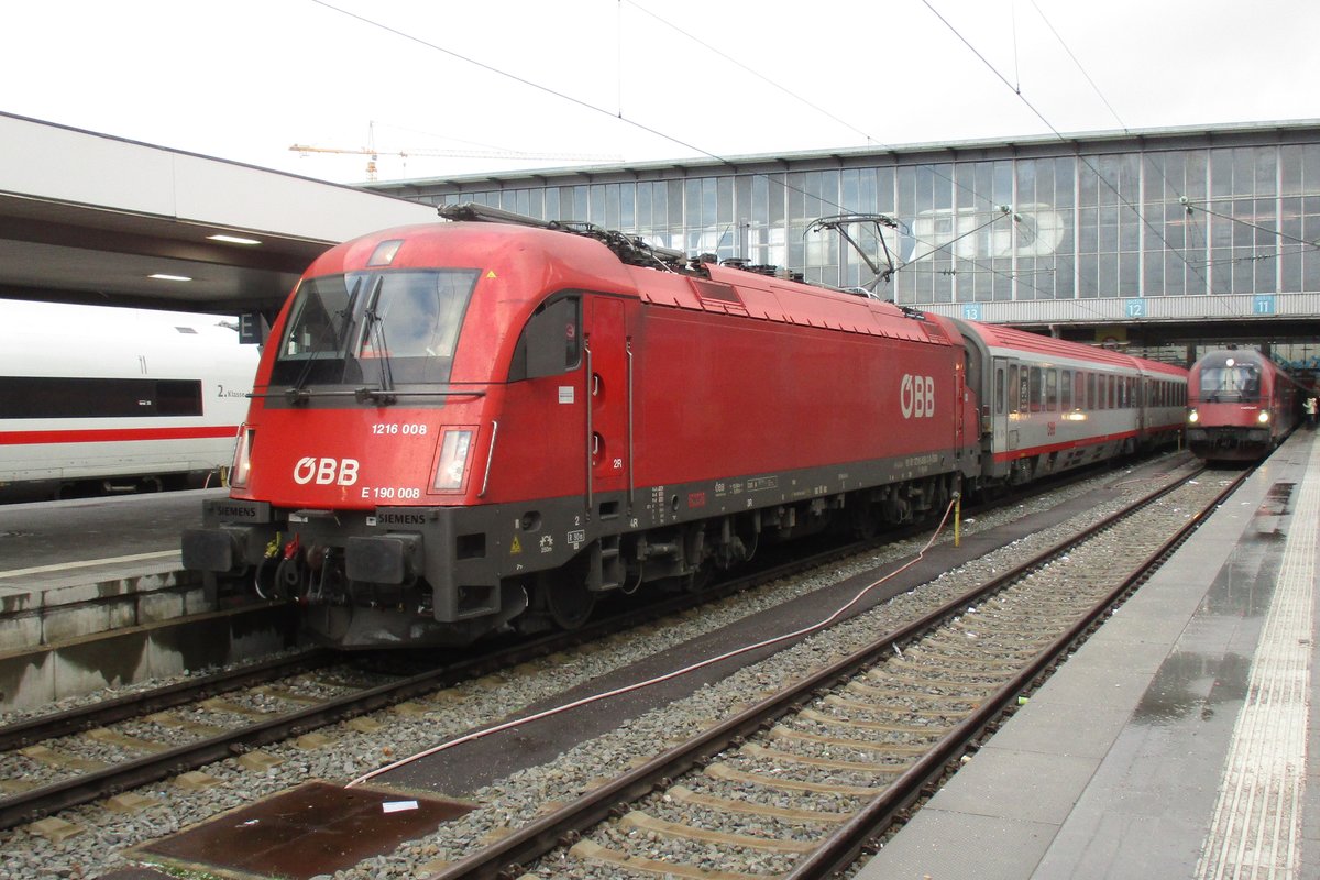 Am Neujahr 2019 steht 1216 008 in München Hbf.