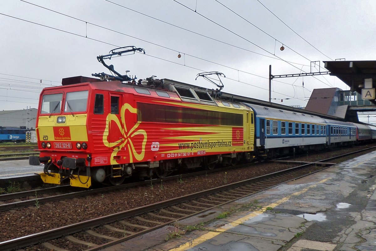 Am regnerischen 26 Mai 2015 steht 362 121 in Ostrava hl.n.