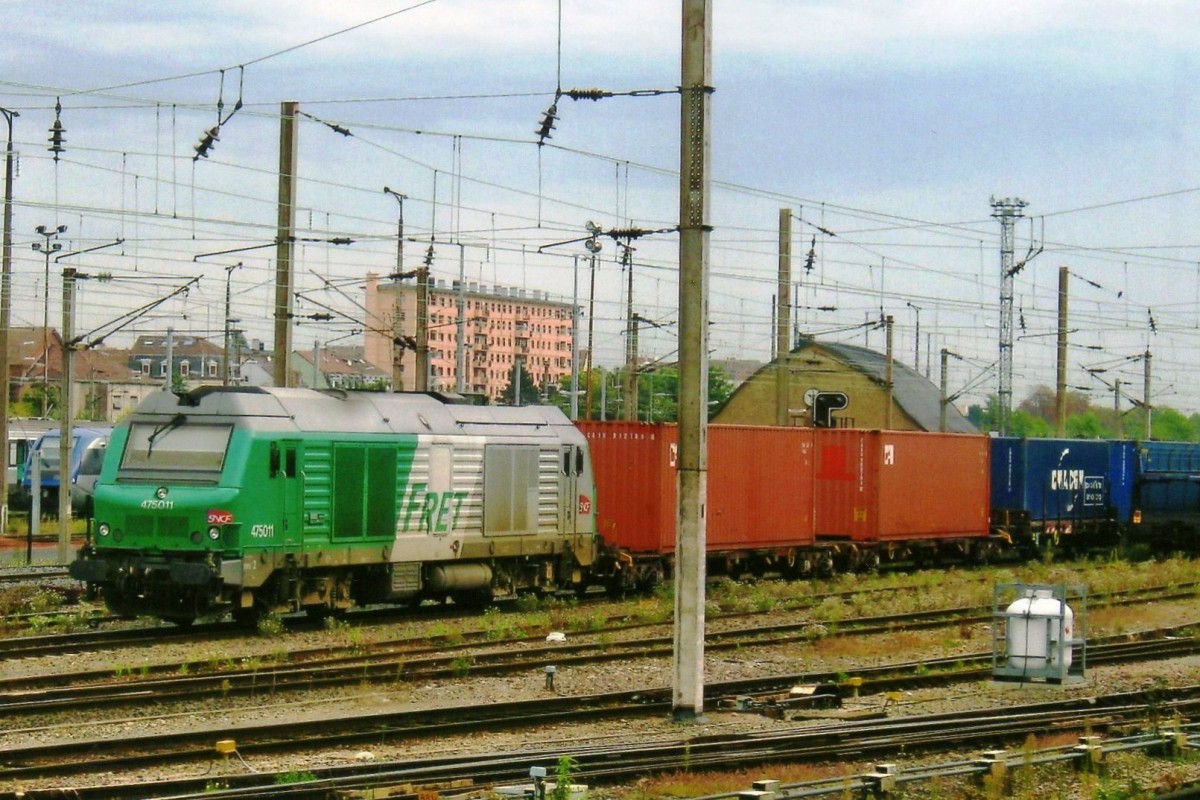 Am regnerischen Morgen von 24 September 2009 steht 75011 mit Containerzug in Mulhouse.