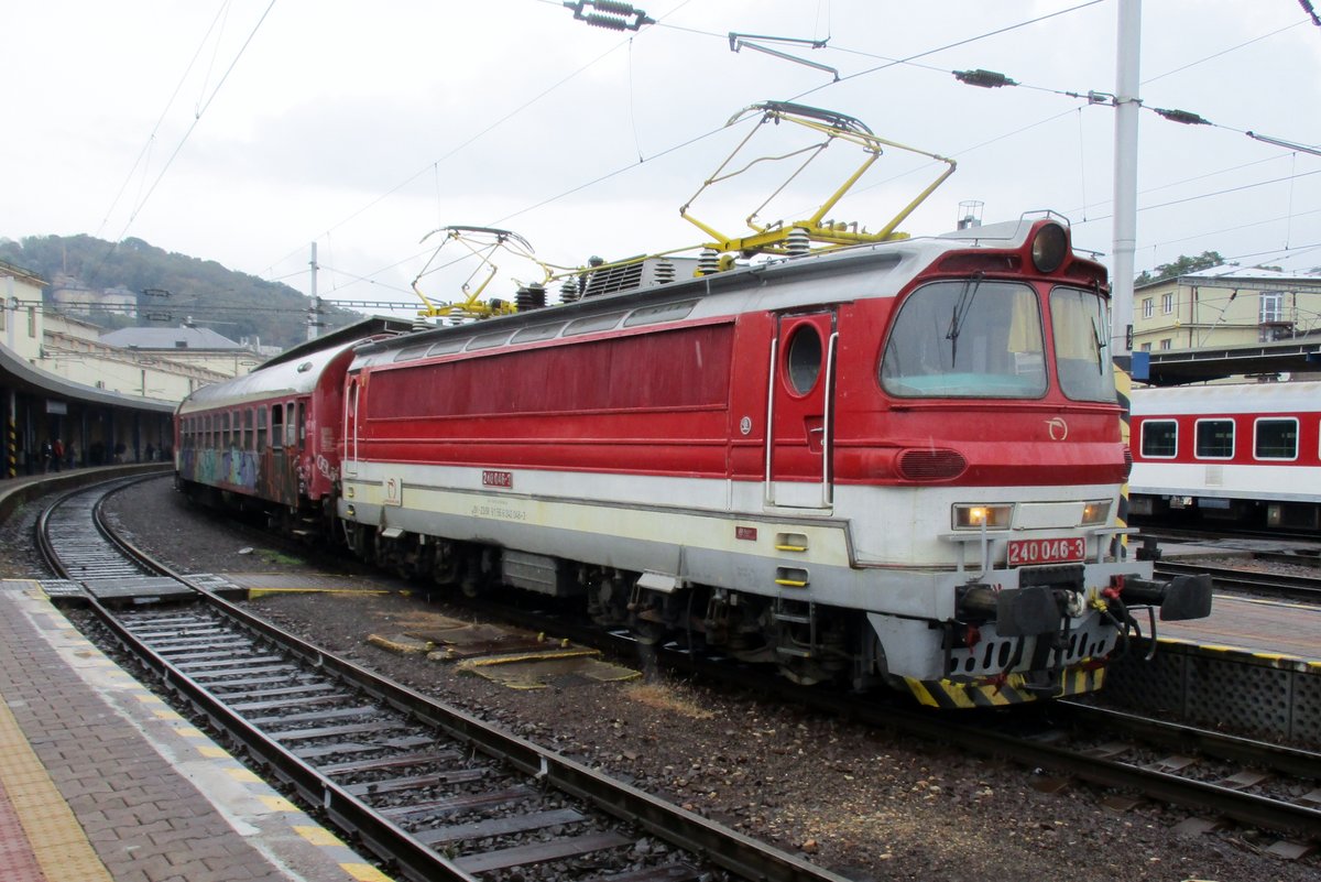 Am regneristchen 19 September 2017 steht 240 046 in Bratislava hl.st.