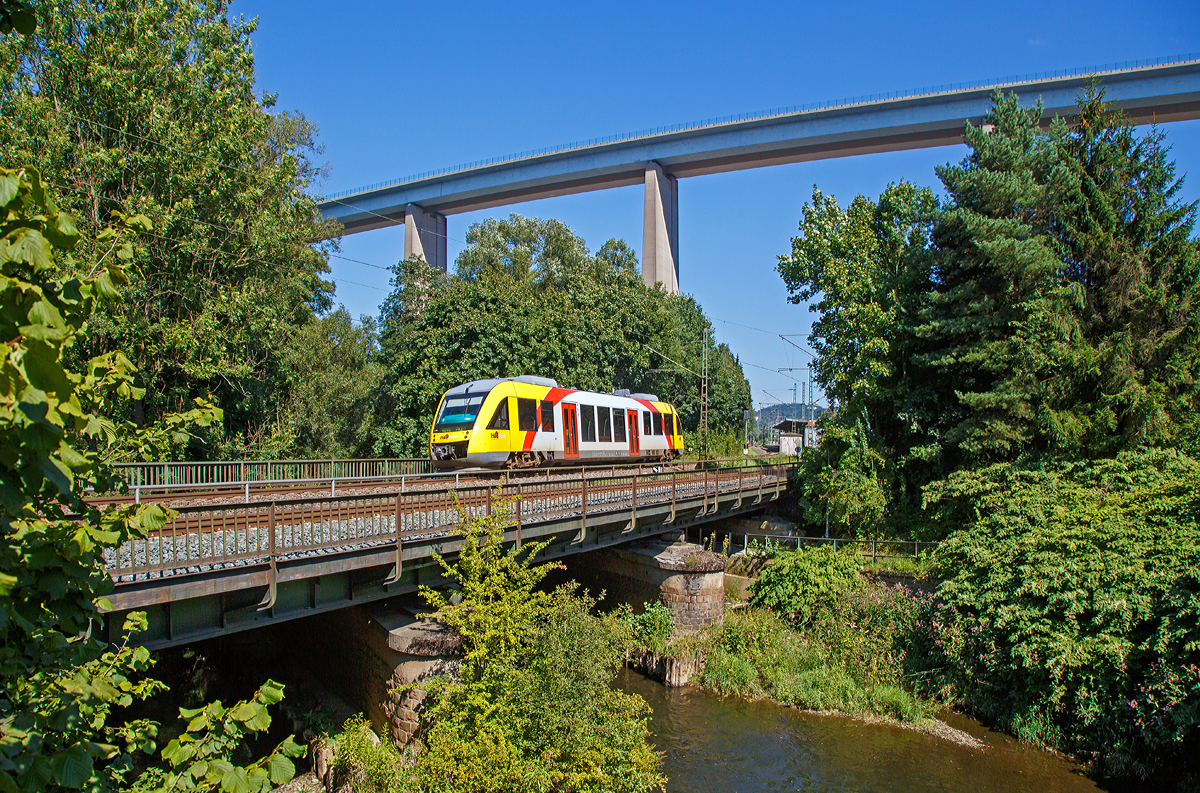 
Am Rückweg kamen wir am Sonntag wieder durch Eiserfeld, so habe ich nochmal die Fotostelle an der Siegbrücke aufgesucht...
Der VT 203 ABp (95 80 0640 103-7 D-HEB) ein Alstom Coradia LINT 27 der HLB (Hessische Landesbahn) am 30.08.2015, als RB 95  Sieg-Dill-Bahn   (Siegen - Au/Sieg / Umlauf HLB 61758). Der Dieseltriebwagen hat gerade den Bahnhof Siegen-Eiserfeld verlassen und überquert nun gerade die Sieg, welche er noch öfter auf seiner Fahrt nach Au überqueren wird.

Im Hintergrund wieder die 105 m hohe Siegtalbrücke der A45 (Sauerlandlinie).