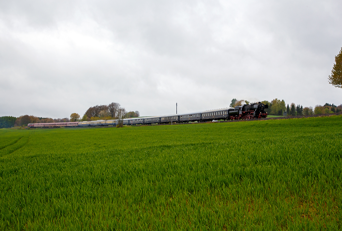 
Am Samstag den 22. April 2017 fand die Dampflokrundfahrt vom Rhein durch den Westerwald an die Lahn statt. Das Moto war  Mit Volldampf in den Frühling , wobei hier sieht man gerade nicht viel Dampf, da die Loks auf dem Stück nicht arbeiten müssen, aber dafür den Zug in voller Länge. Veranstalter war die Eifelbahn Verkehrsgesellschaft mbH (http://www.zugtouren.de).

Hier zieht die Güterzug-Dampflokomotive 52 4867 der HEF (Historische Eisenbahn Frankfurt e.V.), ex GKB 152.4867, ex ÖBB 152.4867, den aus 13 Wagen bestehenden Zug, mit Waggons des Classic Couriers und des legendären Rheingolds, über die Oberwesterwaldbahn in Richtung Hachenburg. Hier kurz vor Hachenburg. Am Zugschluß befindet sich noch als Nachschiebelok die altrote 215 086-0 eigentlich 225 086-8 (92 80 1225 086-8 D-EVG) der Eifelbahn Verkehrsgesellschaft mbH.