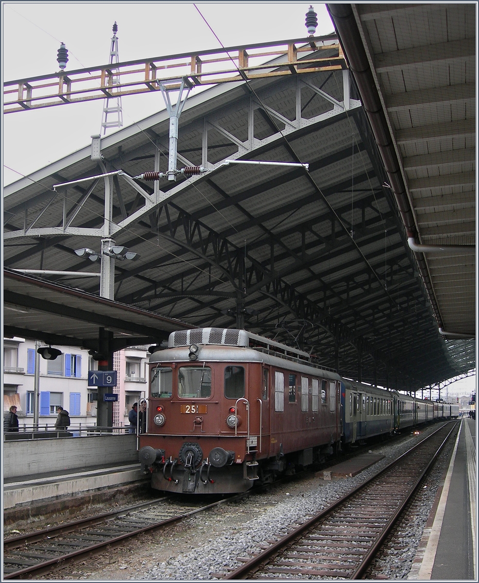 Am Schluss des Dampfextrazugs zeigt sich zu meiner Freude die historische BLS Ae 4/4 251. 

Lausanne, den 10. Dez. 2016