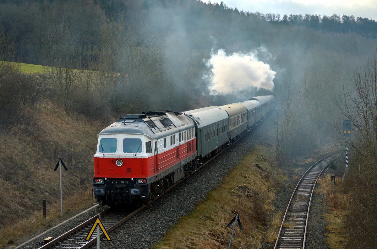 Am Schluss des DPE 25490 hing die 232 356-6.Durch die Streckensperrung Bad Salzungen-Eisenach hatte sie die Aufgabe am Abend den Sonderzug von Oberhof nach Erfurt zubringen.Aufgenommen am 10.1.2015