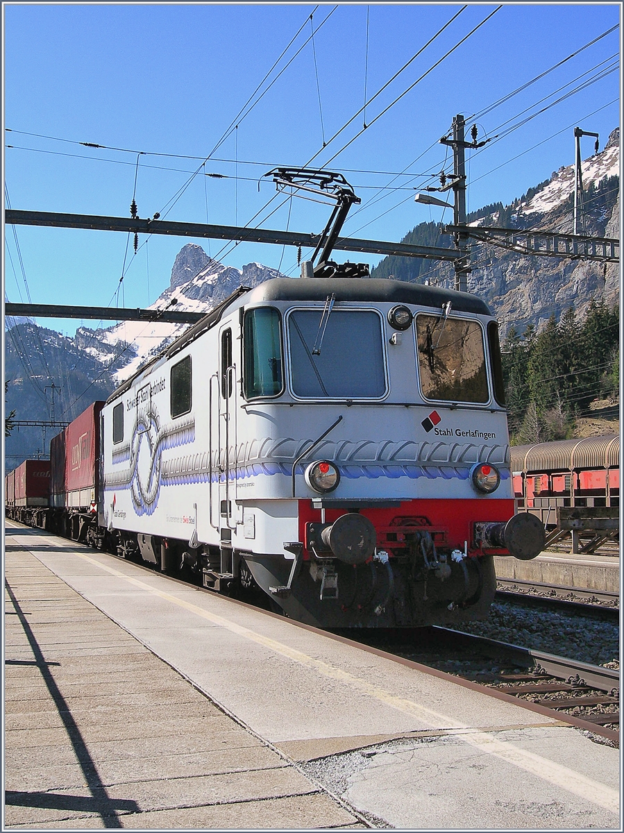 Am Schluss des von der Re 482 002-3 in Kandersteg eingetroffen Zuges schiebt die Re 436 114-3 nach.
11. April 2007