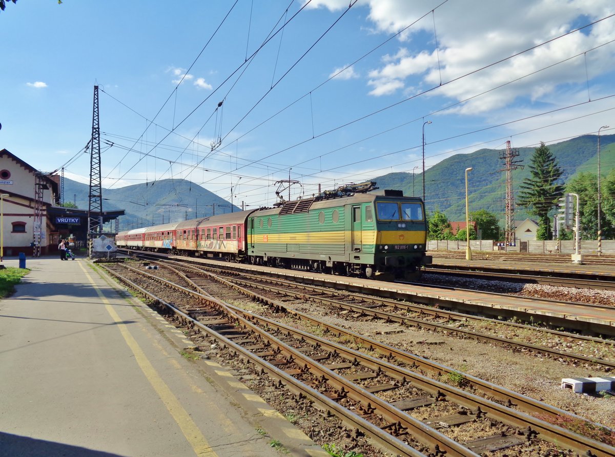 Am sonnigen Mittag von 14 Mai 2018 treft 162 006 in Vrutky ein. 