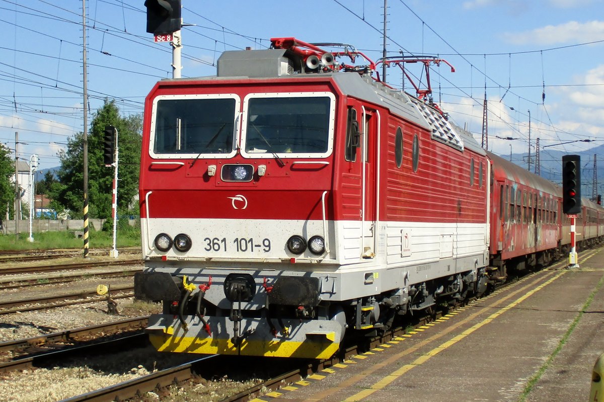 Am sonnigen Mittag von 14 Mai 2018 treft 361 101 in Vrutky ein. 