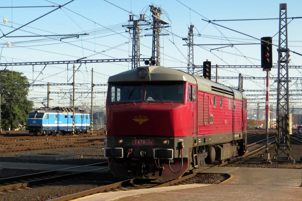 Am Sonntag 20 September 2020 lauft KZC T478-1215 um in Praha hl.n. Jeden Sonntag verlassen mindestens drei Ausflugszüge Praha hl.n., die von KZC mit Museumsmaterial gefordert werden.