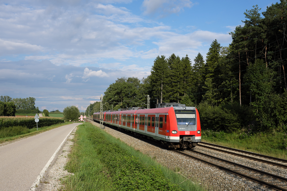 Am Sonntag, dem 03.09.17, hat während des Nachmittags auch die Region um München das anhaltend schlechte Wetter der letzten Tage überstanden und 423 851-5 als S2 nach Altomünster fuhr bei Poing der Abendsonne entgegen.