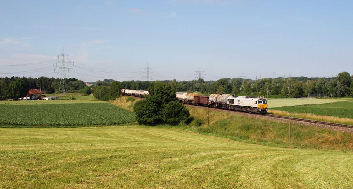 Am Sonntagvormittag des 22.06.14 war eine 247/266.4 mit einem gemischten Güterzug von München nach Mühldorf bei Ottenhofen unterwegs.