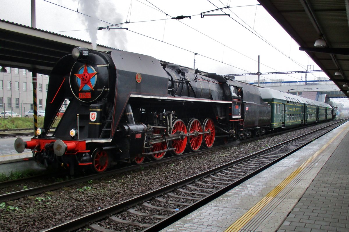 Am stark regnerischen 23.September 2017 steht 475.179 mit ein Sonderzug in Ostrava hl.n.